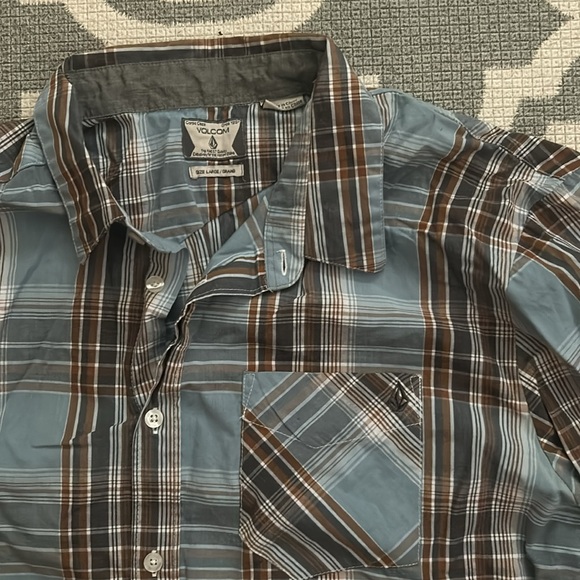 Large Blue Plaid Short Sleeve Volcom shirt - Picture 2 of 3